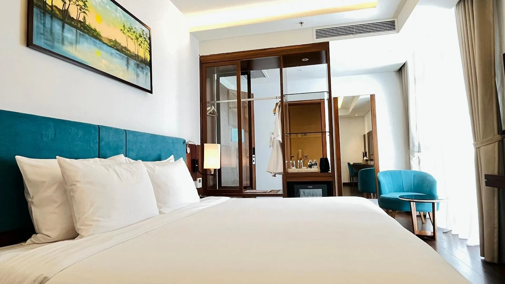 Maximilan Danang Beach Hotel